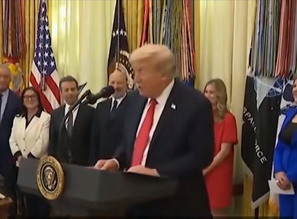 最可恶的不是入侵者，而是逼迫抵抗者投降的人；最最可恶的是为了入侵者获胜而不择手段