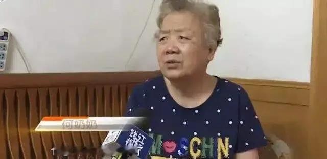 母亲重男轻女扇女儿一巴掌，女儿16年不回家，母亲：她太狠心了
 
很多人听完这件