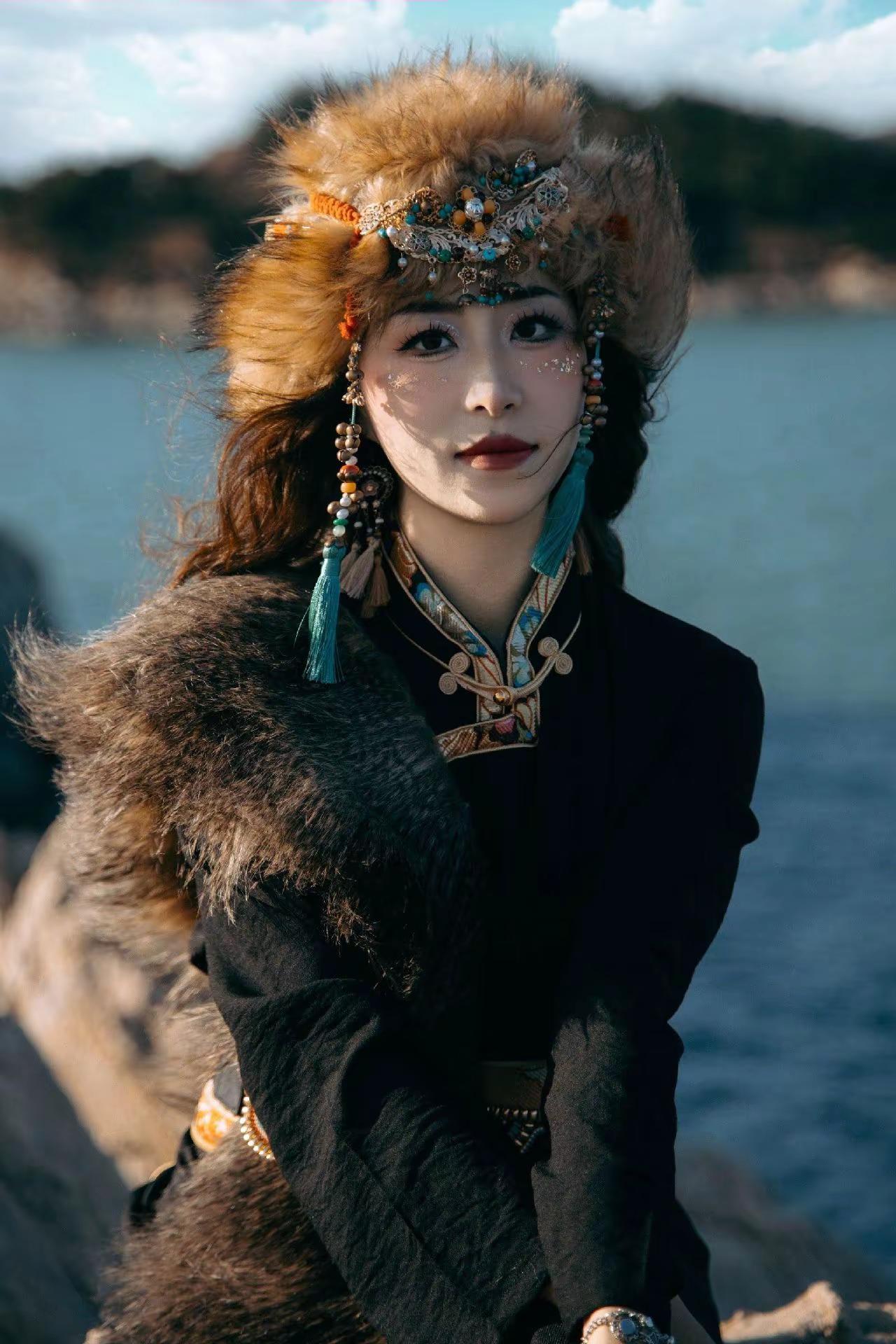 第一次微信里见到23年前我救的那个藏族女孩，听闻她刚结婚很高兴！见到我，她兴奋地