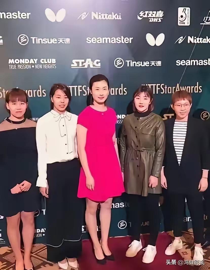 中间的美女比陈梦漂亮。