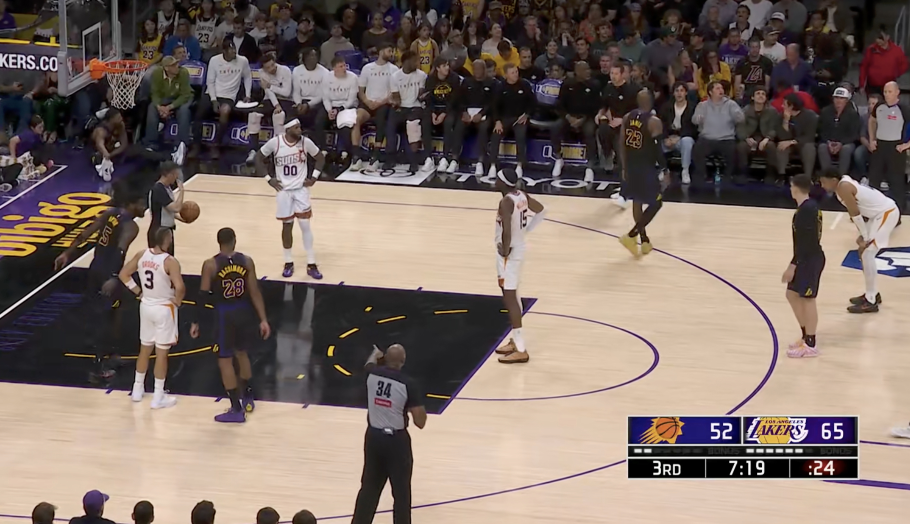 给了詹姆斯犯规，雷迪克挑战了，成功 