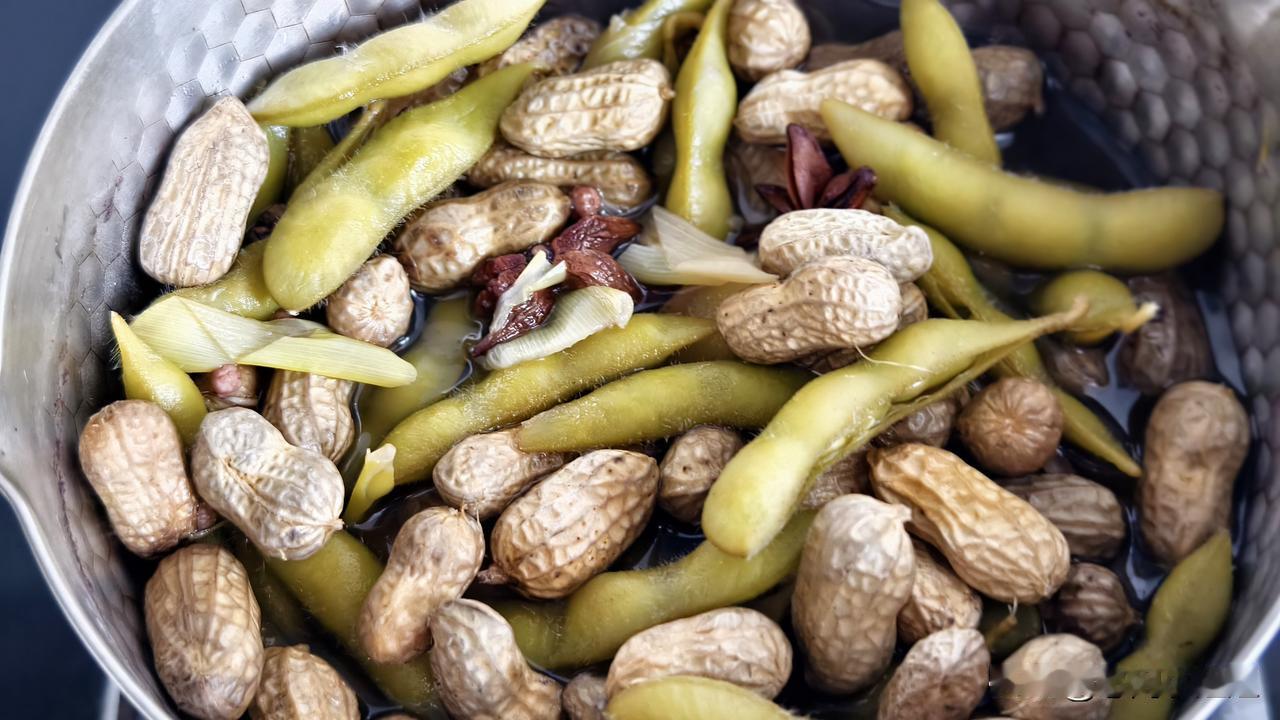 早上买了毛豆和花生，还买了玉米。回来就把玉米用高压锅煮烀上，
毛豆花生洗干净放一
