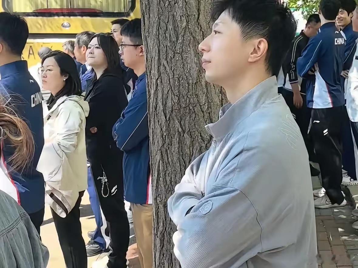 马龙送国乒出征前段时间，龙队去成都陪着球队封训，用多年赛场沉淀的经验，为年轻队员