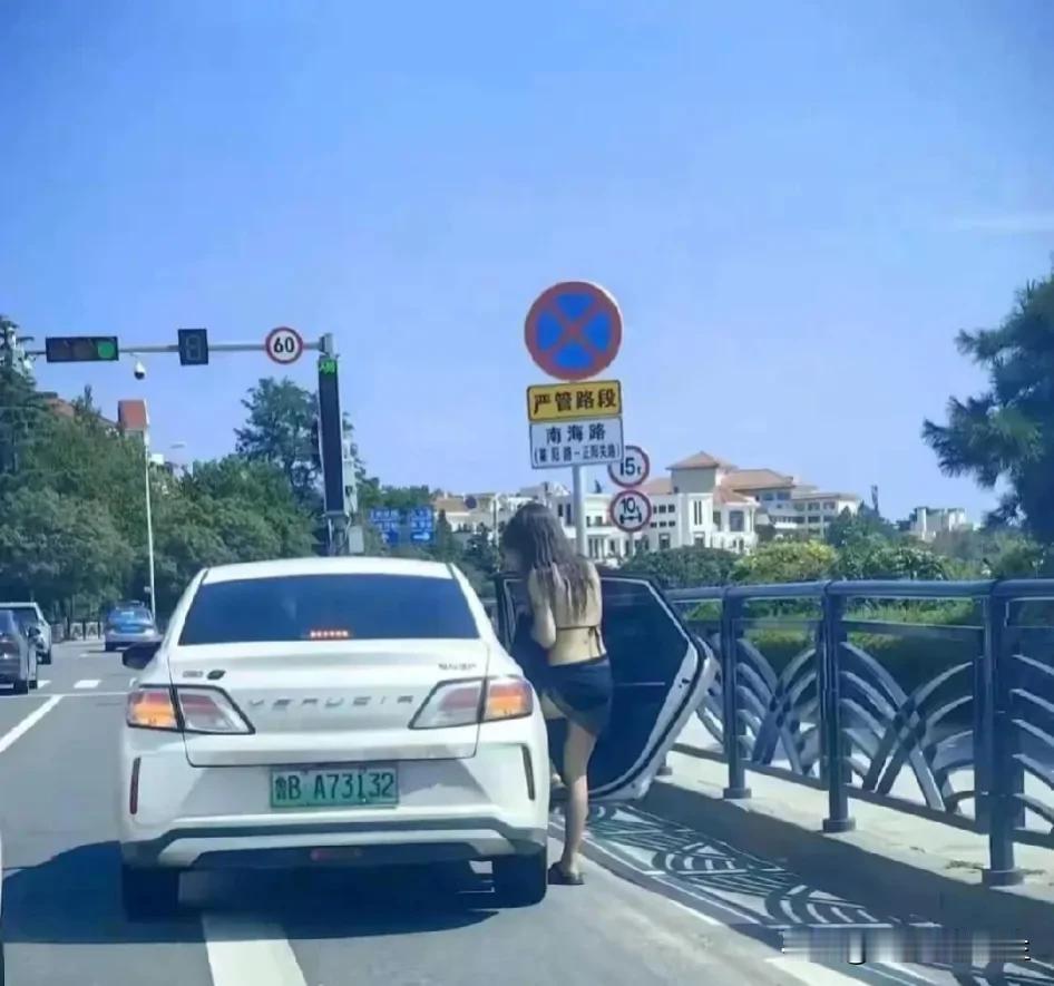 她好像穿了，又好像什么都没穿。[笑哭]