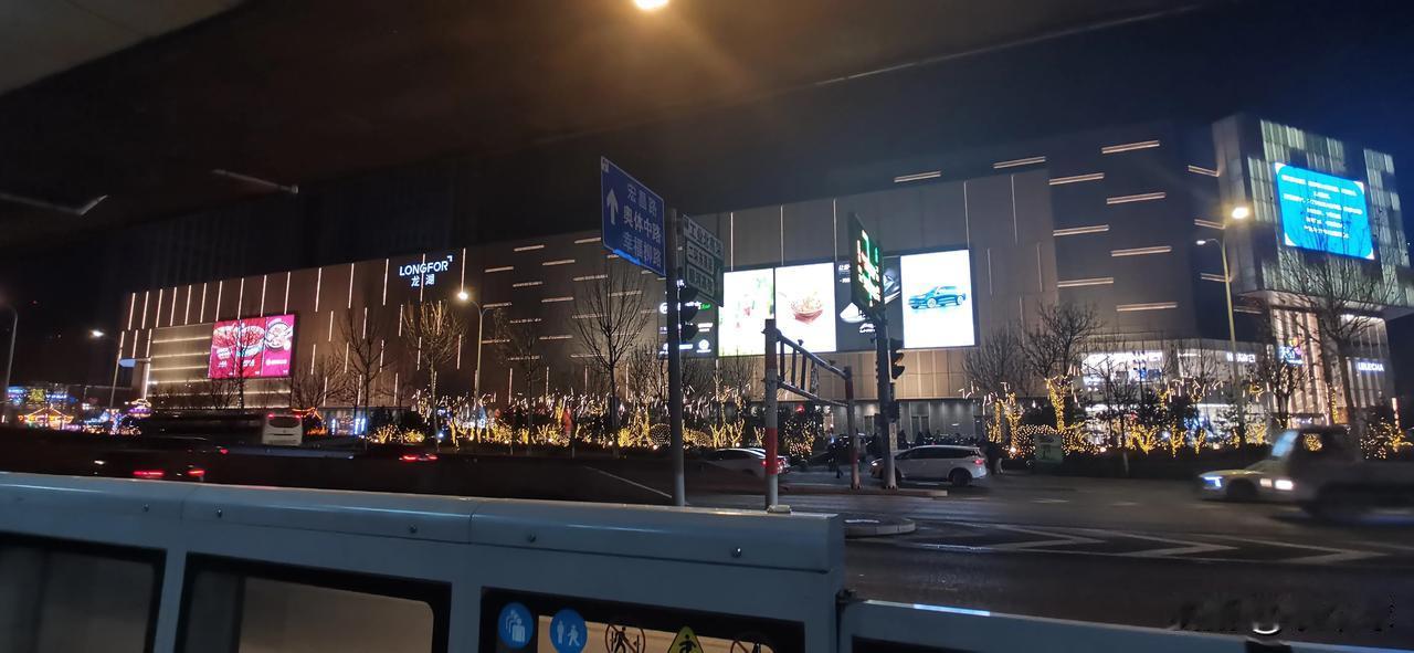 #随拍城市景色# 龙湖天街开业后，万虹还能坚持多久…