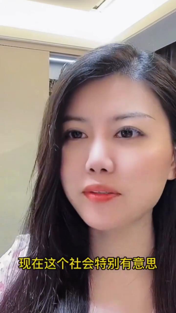 现在这个社会特别有意思，公交车上有很多人让座，地铁上没有什么人让座，高铁上几乎不