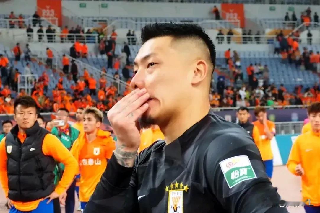 泰山队功勋球员已表露强硬姿态，球迷一边倒的拍手称快。
  并未受伤病影响的王大雷