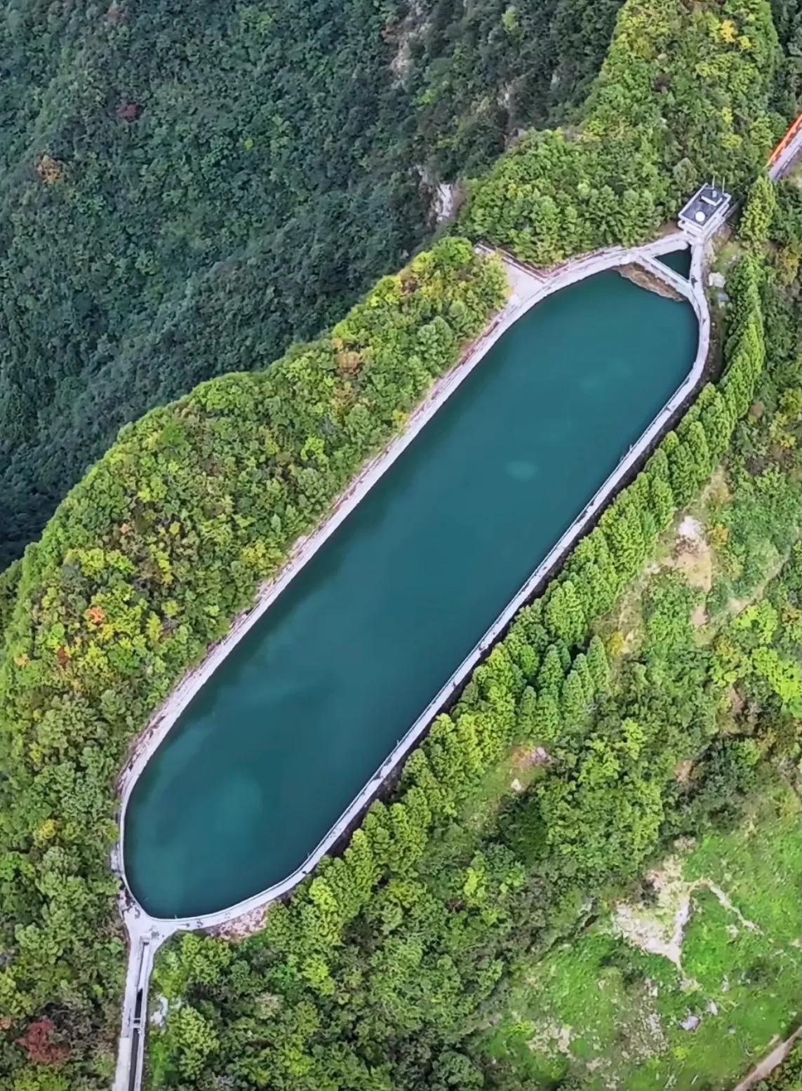 漂亮水库
        ——南木子
湖北宜昌四方洞，
漂亮水库在山峰。
形似花