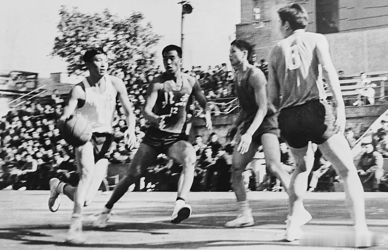 篮球捡史 1973年11月5日—20日，全国篮球联赛第二阶段分别在杭州、南昌、合