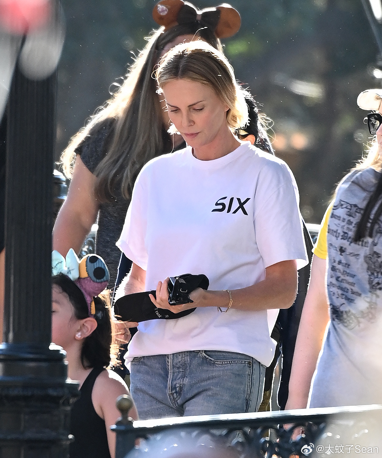 Charlize Theron查理兹塞隆又去迪士尼了，这次带了女儿八月和朋友一起