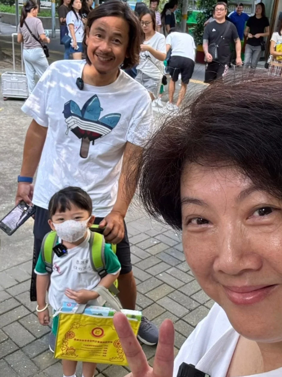 57岁港星送5岁女儿开学！活泼好动升级班委