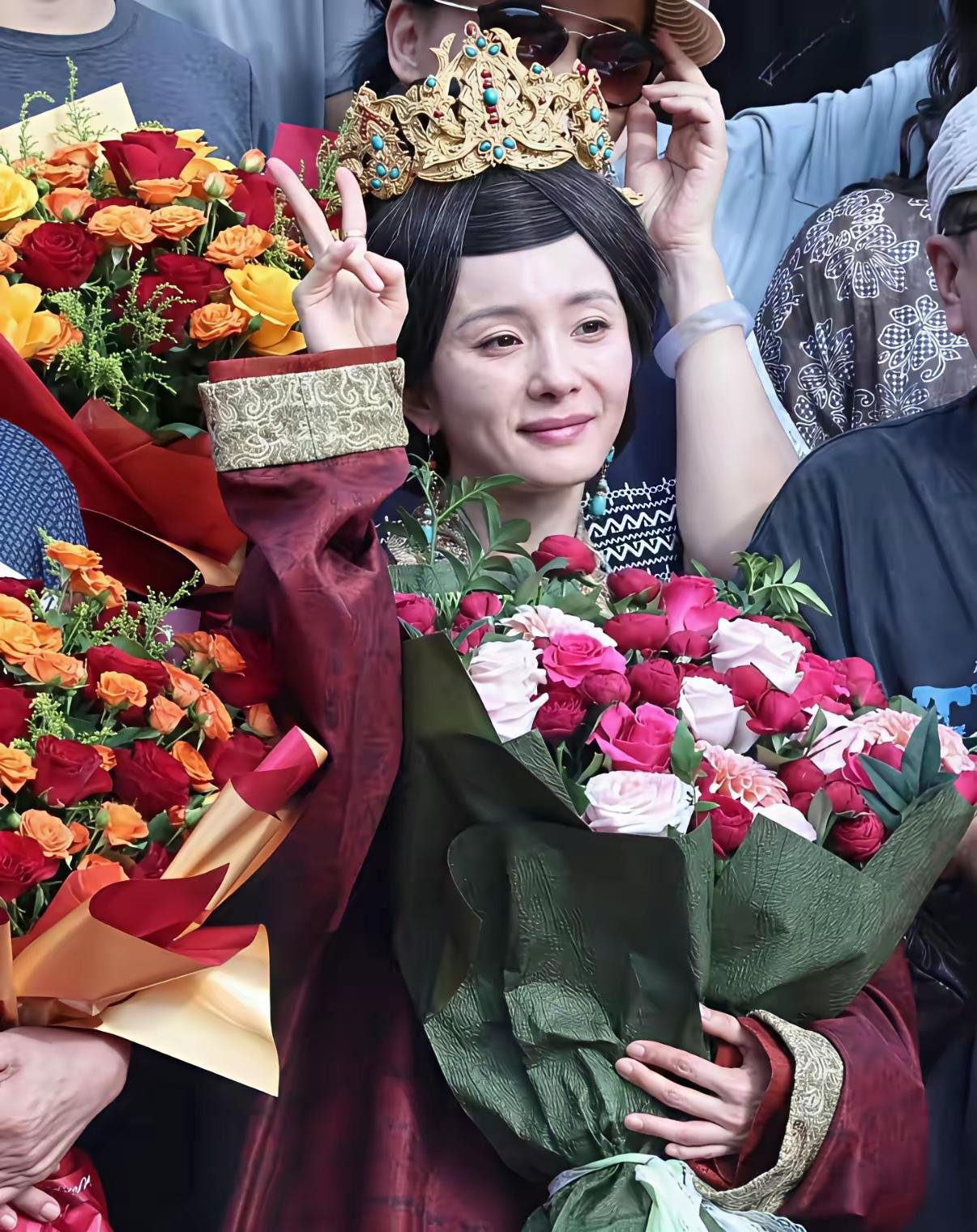 穿越剧第一美女也熬不过岁月的杀猪刀
杨幂一直青春靓丽
衣品也一直走在时尚前沿
第
