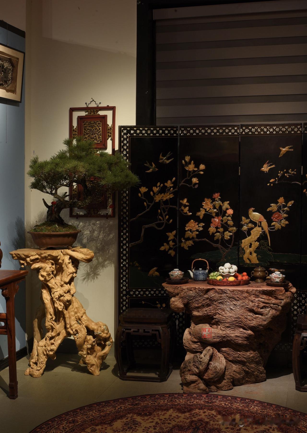 南方最神奇的木纹，无需雕刻，已成艺术！
龙眼木花架茶几
这套茶台为天然随形根雕茶