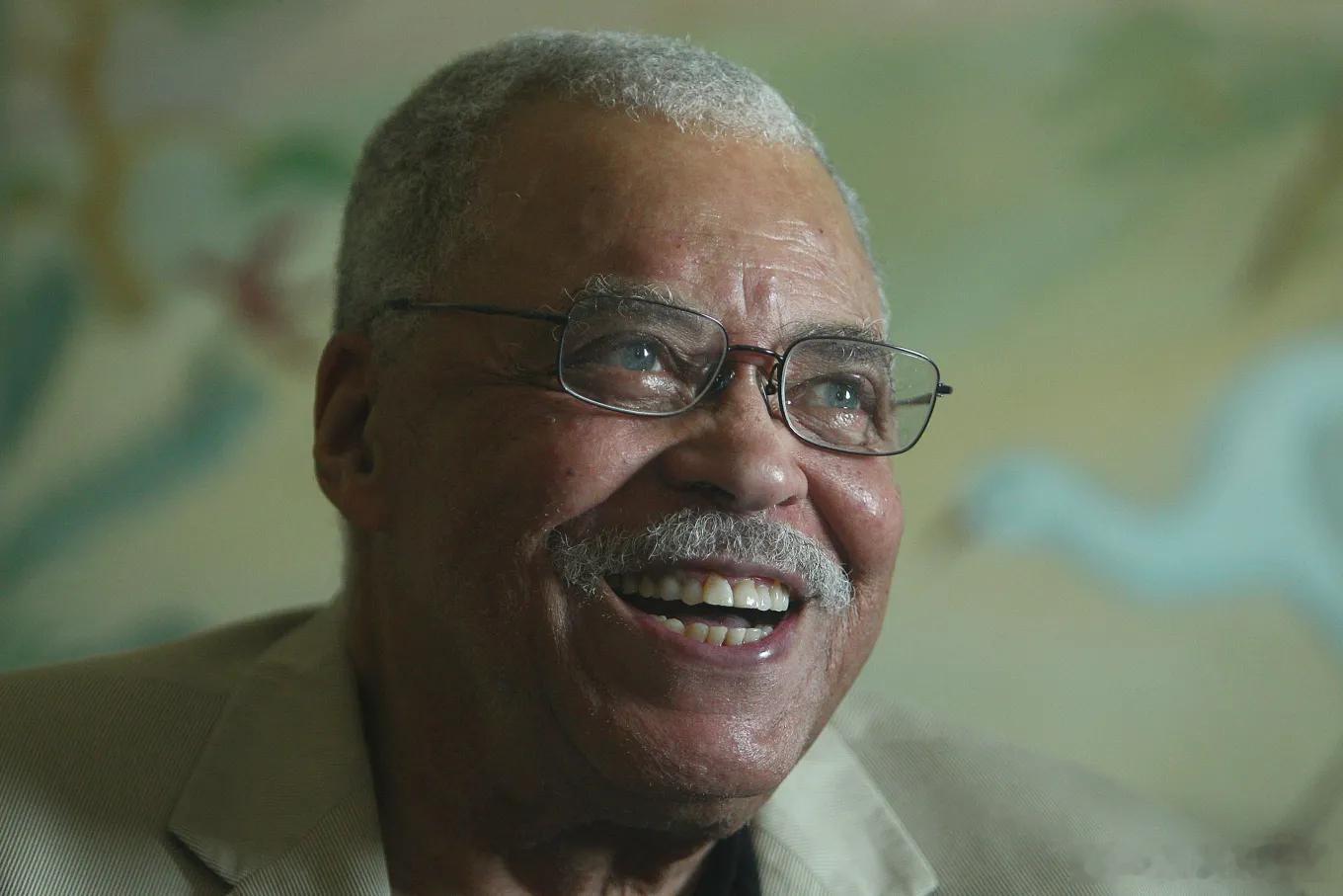 【“黑武士”配音演员去世，曾客串《生活大爆炸》】美国演员James Earl J