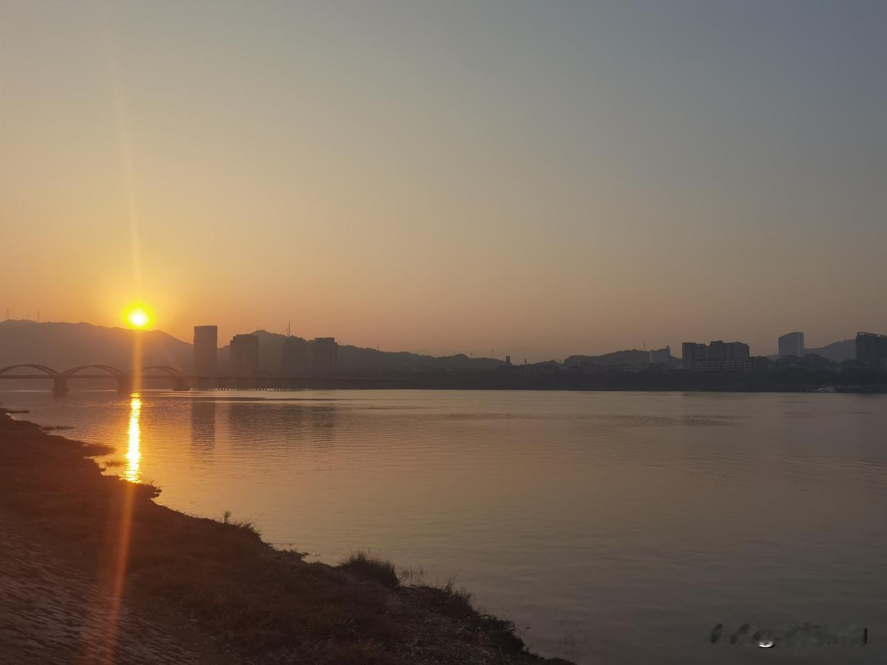 夕阳西下的富春江