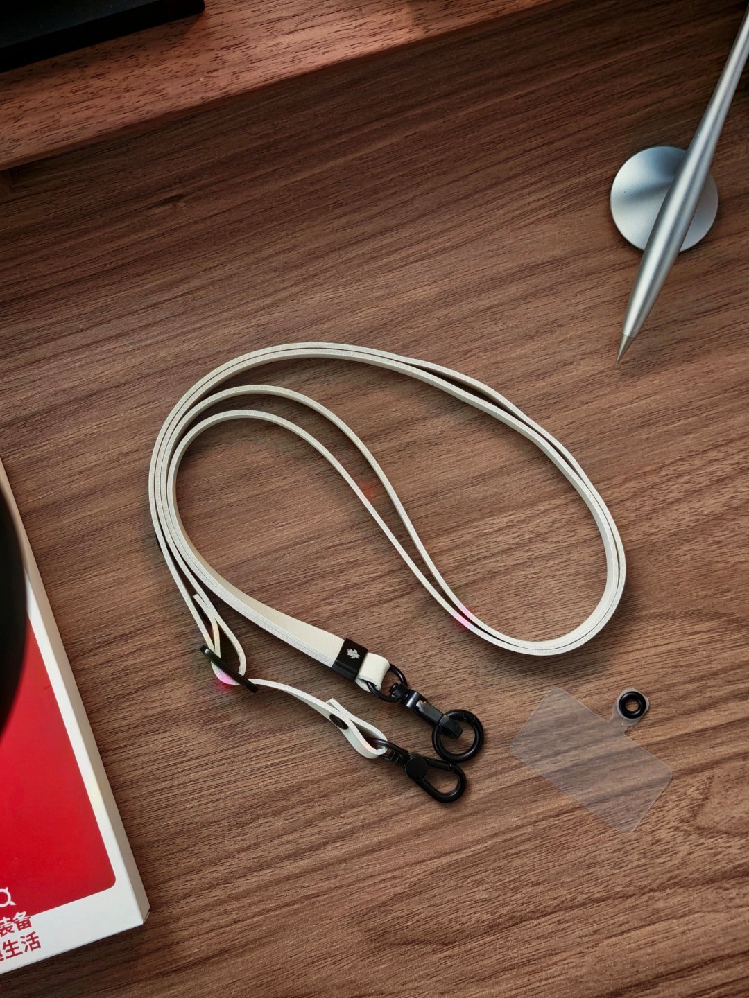 趣装备的配件越来越丰富了，恶魔天使挂绳也出来了。触感相当不错，很柔软，带点弹性。