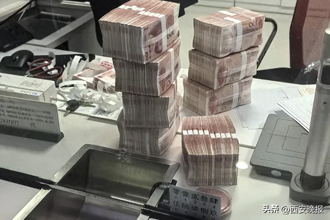 男子取近百万现金，当彩礼！[听歌]
近日在浙江衢州，一场险些得手的诈骗被警方及时