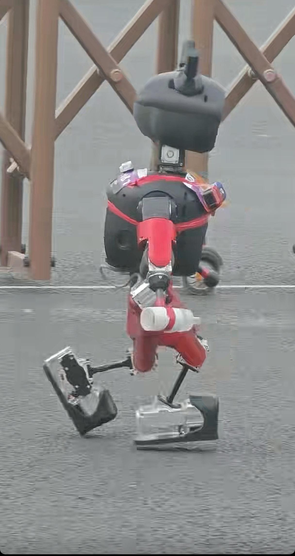 昨天在亦庄举行的半马比赛，最出彩的除了跑的最快的荣耀机器人，图一、图二才是里面的