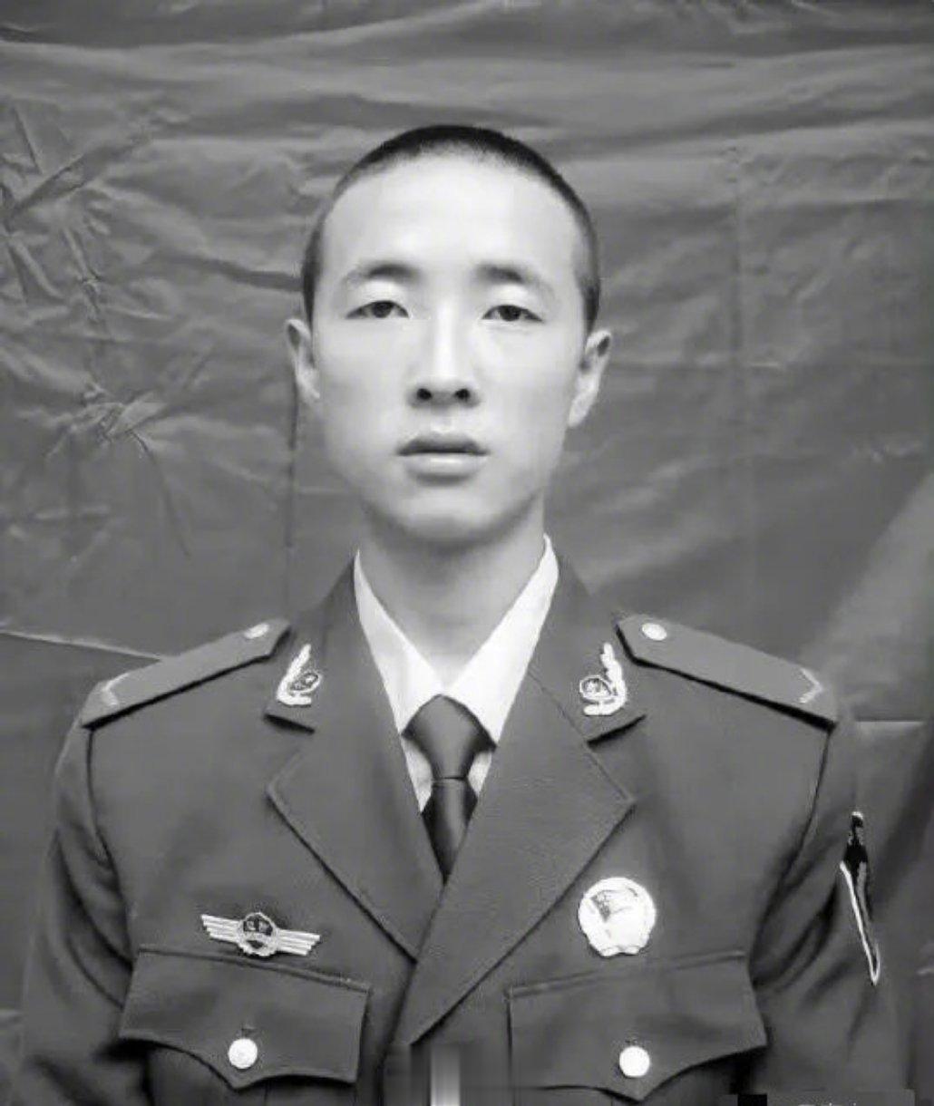 向禁毒英雄致敬！🙏🙏🙏  禁毒英烈姚元军战士，为抓捕毒贩，在与毒贩搏斗过程