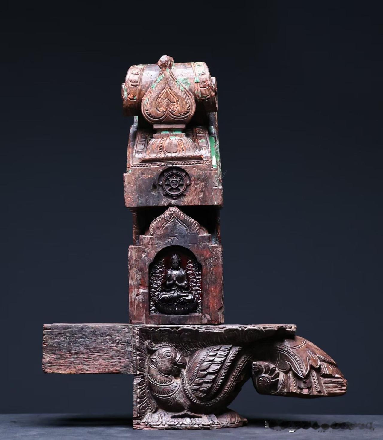 有些东西，一看就知道不“新”。

老紫檀的底子，本就带着时间的气息，再经刀下整理