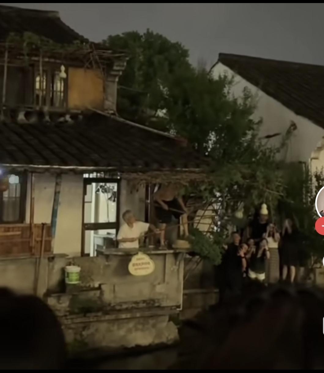 绍兴葫芦爷爷能火起来，给很多地方文旅局狠狠的上了一课。现在很多文旅局想出各种招数