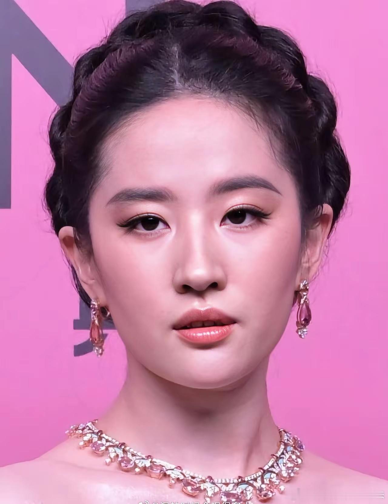 刘亦菲p图前后对比，发腮果然影响颜值 