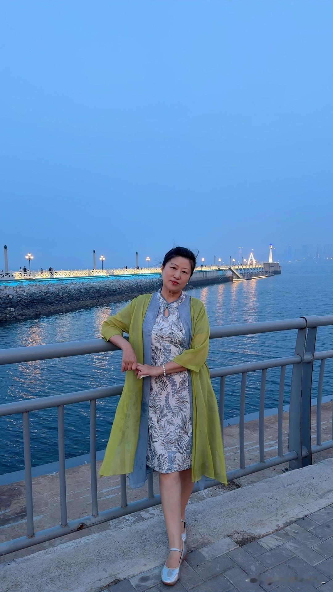 我发觉，活到六十多岁，那些金银首饰、时髦服装，似乎都没什么用了。

年轻时，总羡
