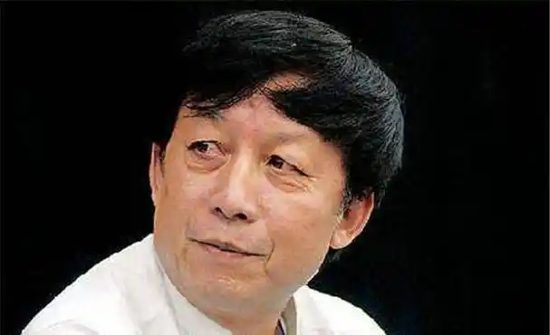 易中天回应美国光模块禁令有多少人看标题以为是那个讲三国的易中天？我还纳闷禁令和他