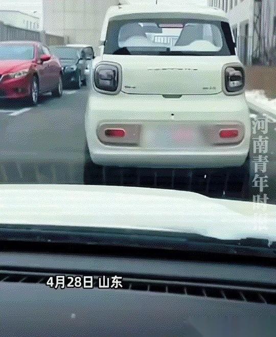 气场拉满！路上被后车疯狂鸣笛催促怎么办？山东一位女司机直接上演神操作。驾驶迷你代