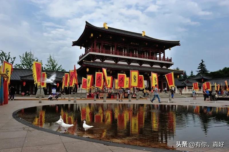 《七律   比翼》
九天比翼誉飞扬，天助风流意慨慷。
笔卷狂飙惊四海，胸盈壮志震