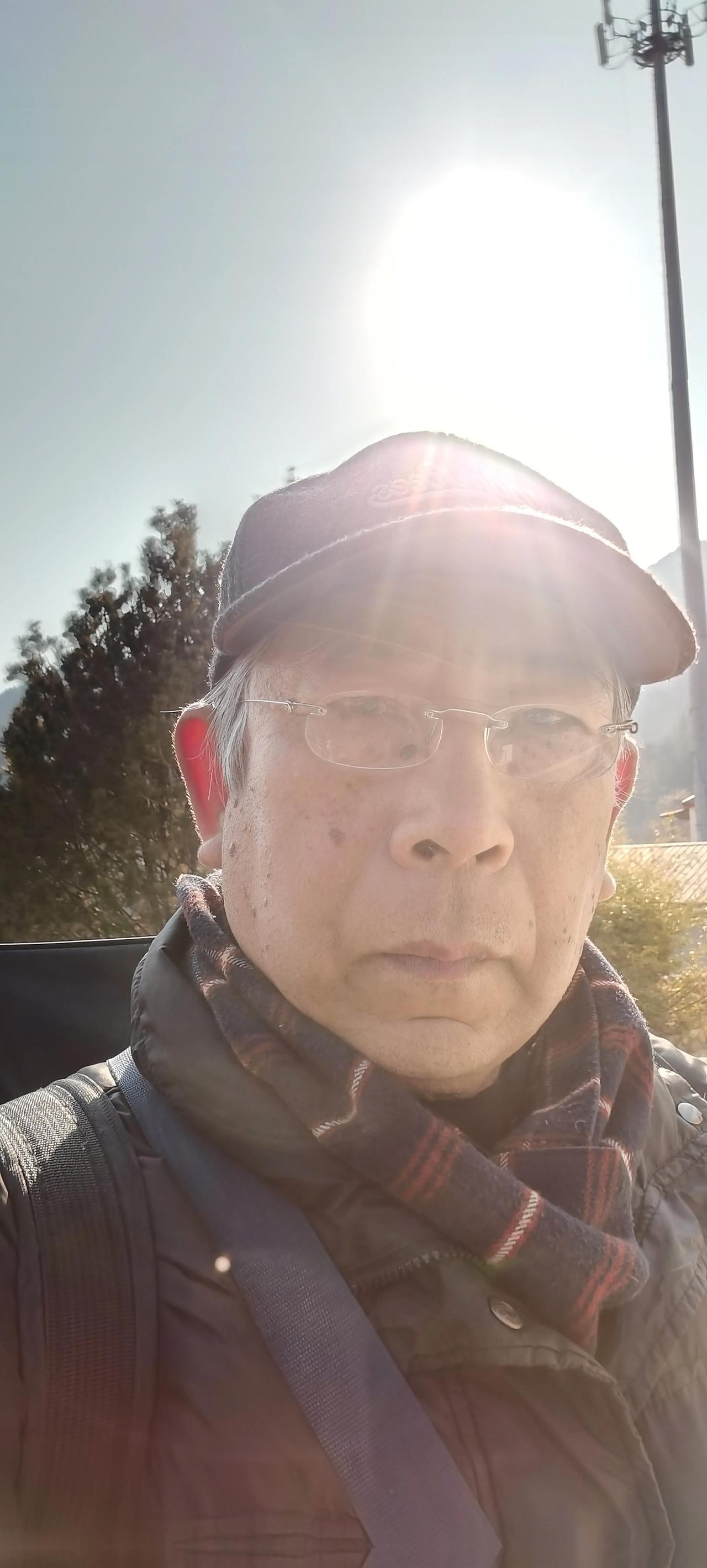 今天降温了。这个老头背着画板从山脚下一路爬山，两个小时爬到山巅，几个年轻人愣是没