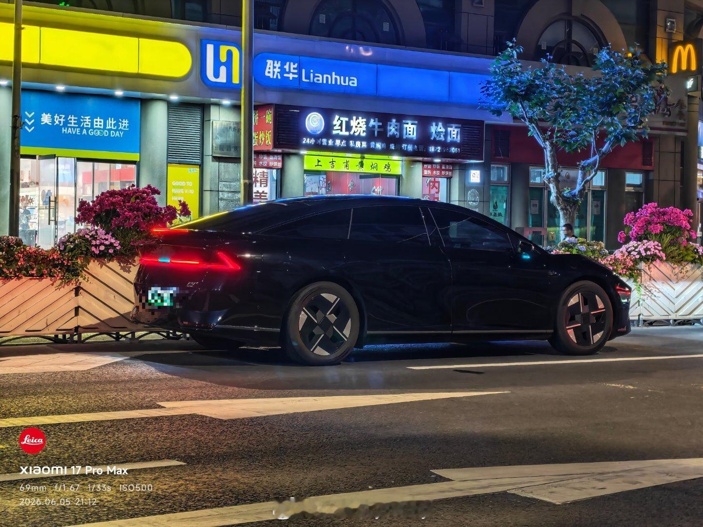 乍一看呢，还没认出是p7+，黑色确实不错，P7+Ultra版本，亮着蓝灯 开着辅