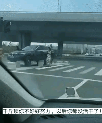 咱就说这技术牛不牛吧，不走寻常路也就算了，竟然还能停的这么板正[灵光一闪]