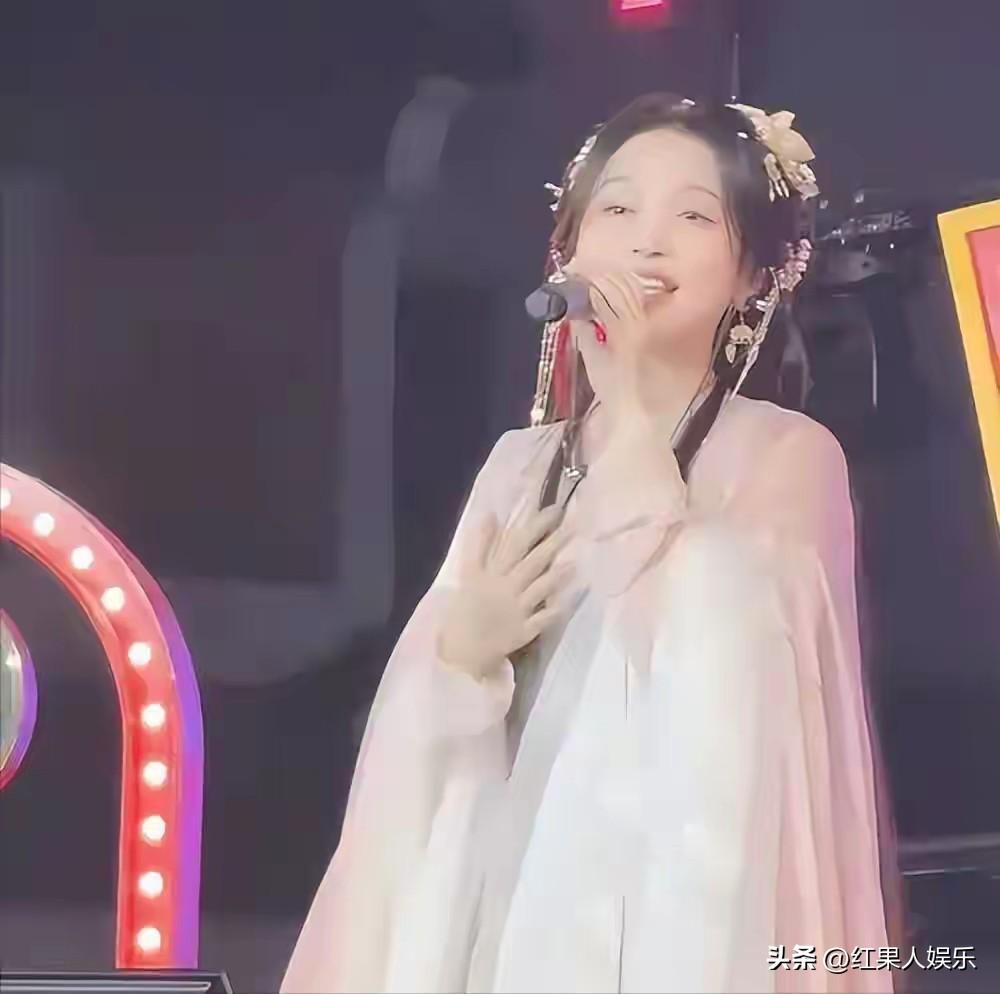 2026年1月1日江苏如皋，一场婚礼正热闹地开展，转盘上龙虾互相传递，喧哗里酒杯