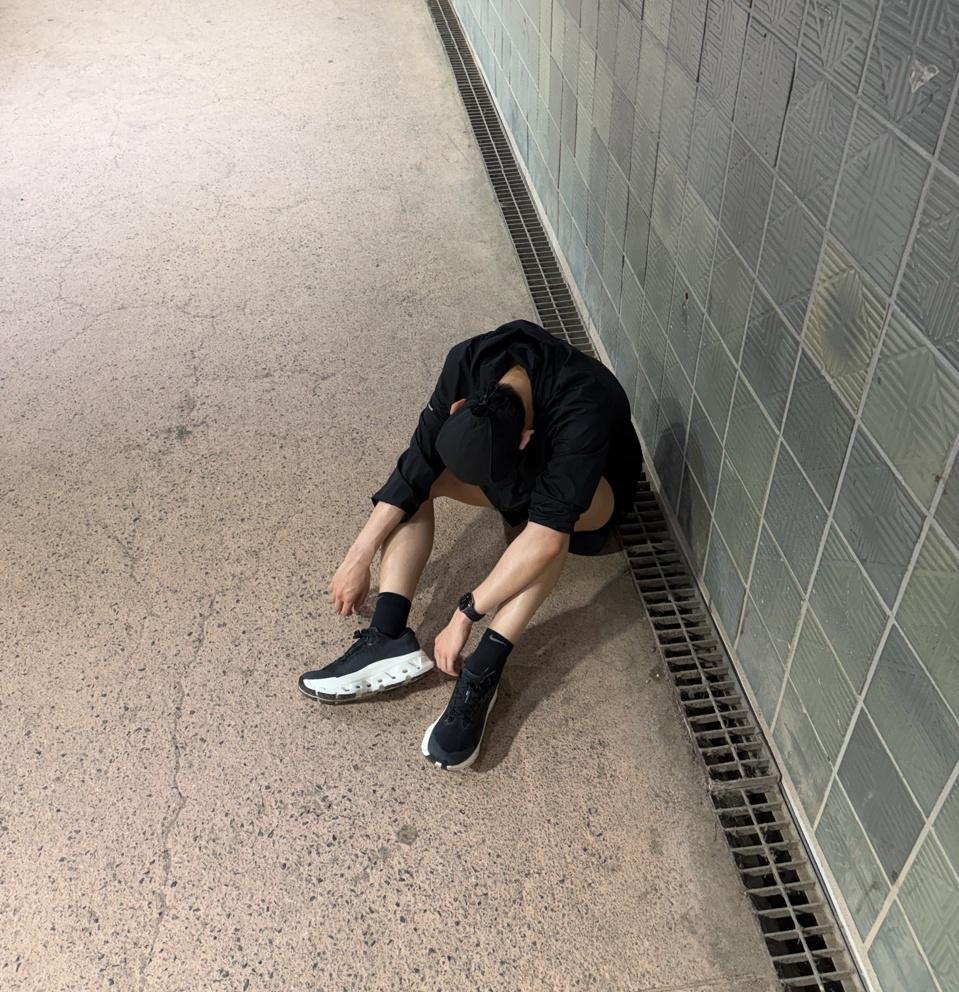 这个腿还有手上的青筋……腿上还有髌骨带压出的痕迹 ​​​