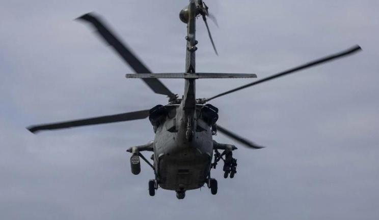 【美军一架 MH -60S海鹰直升机，在阿拉伯海紧急迫降，机上4人当中，3人获救