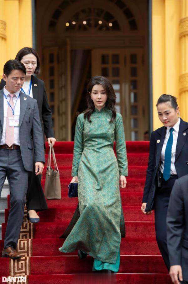 韩国总统夫人金建希在河内，身穿越南传统服饰“奥黛”。 ​​​