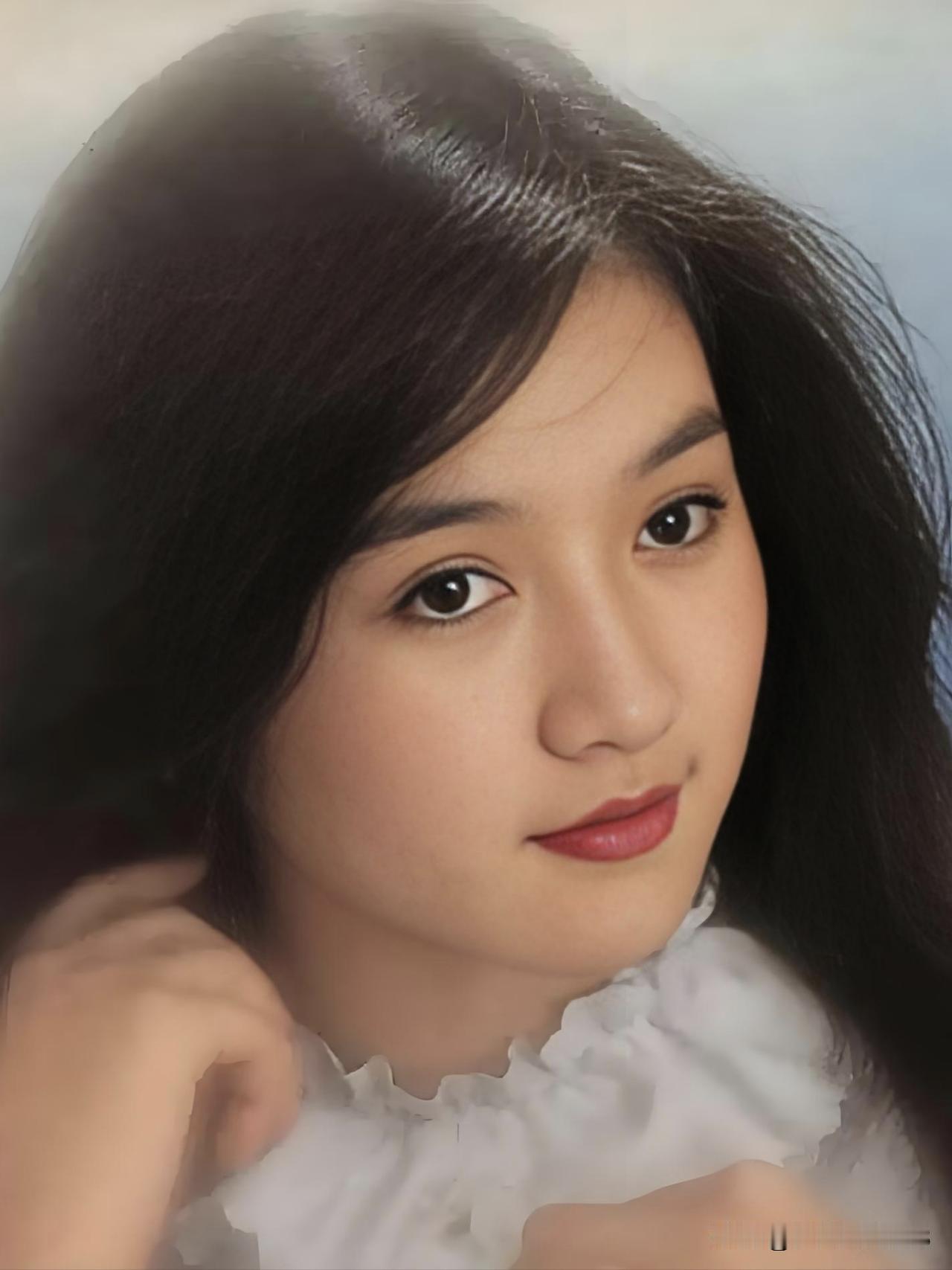 吕绣菱，琼瑶玉女，眉眼如画，一颦一笑皆是古典诗意，岁月不败真美人。人生有两大苦，