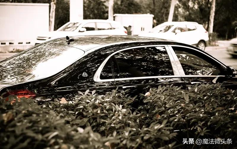 杭州一男子起床后发现价值两三百万的迈巴赫被砸这突如其来的状况让男子瞬间懵了，他揉