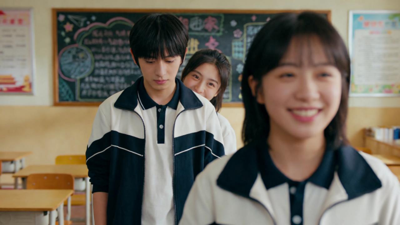 冲上热搜！周扬青自曝曾因头大自卑，含胸驼背躲合照，如今坦然调侃圈粉无数
 
近日