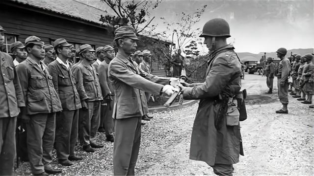 日本军官投降时为何被解除佩剑？1945年，日本宣布无条件投降时，麦克阿瑟原本决定