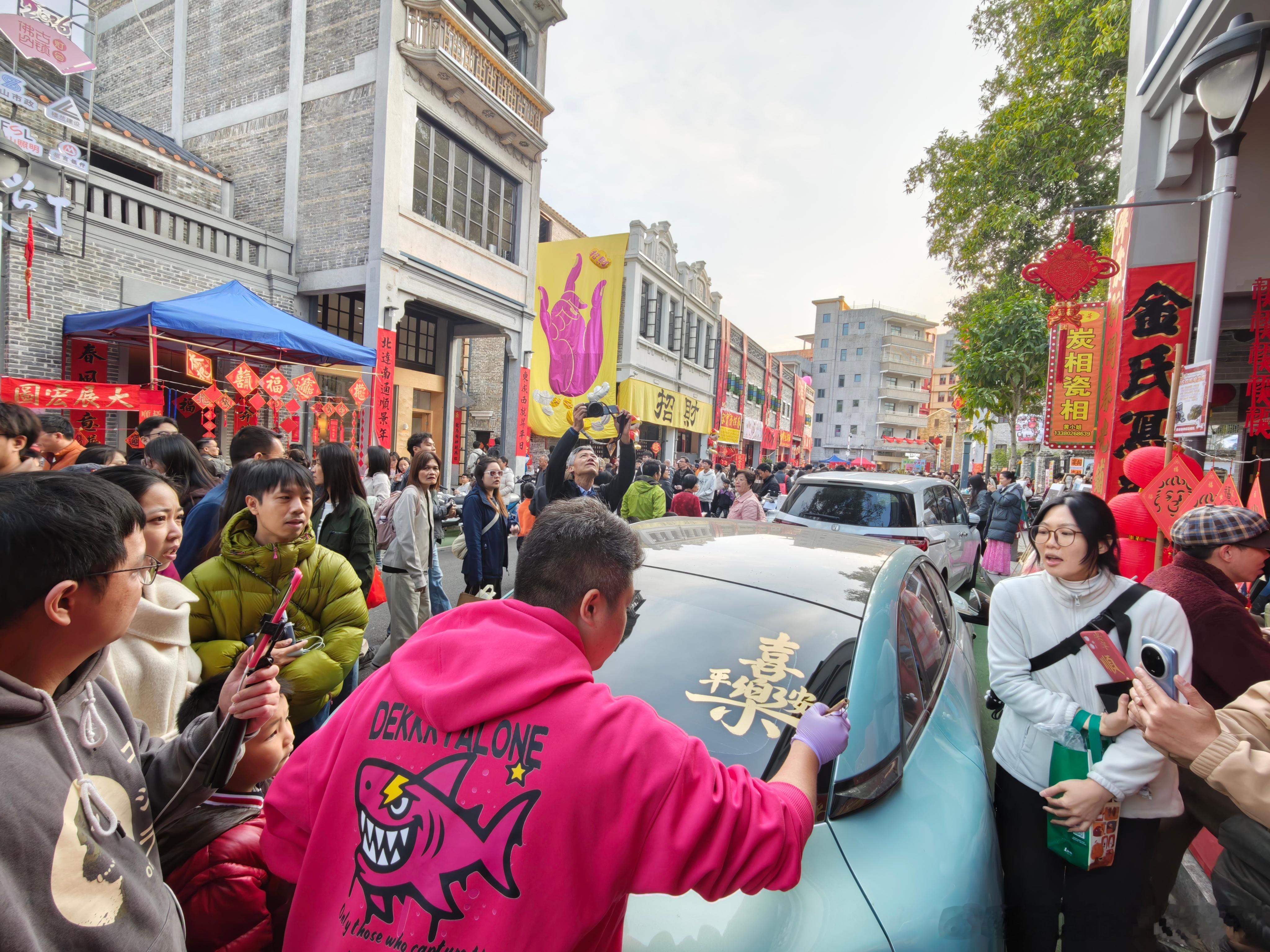 把车开到快子街真的需要勇气。于是用68块触发＂师傅写字＂这个隐藏任务的时候，无数