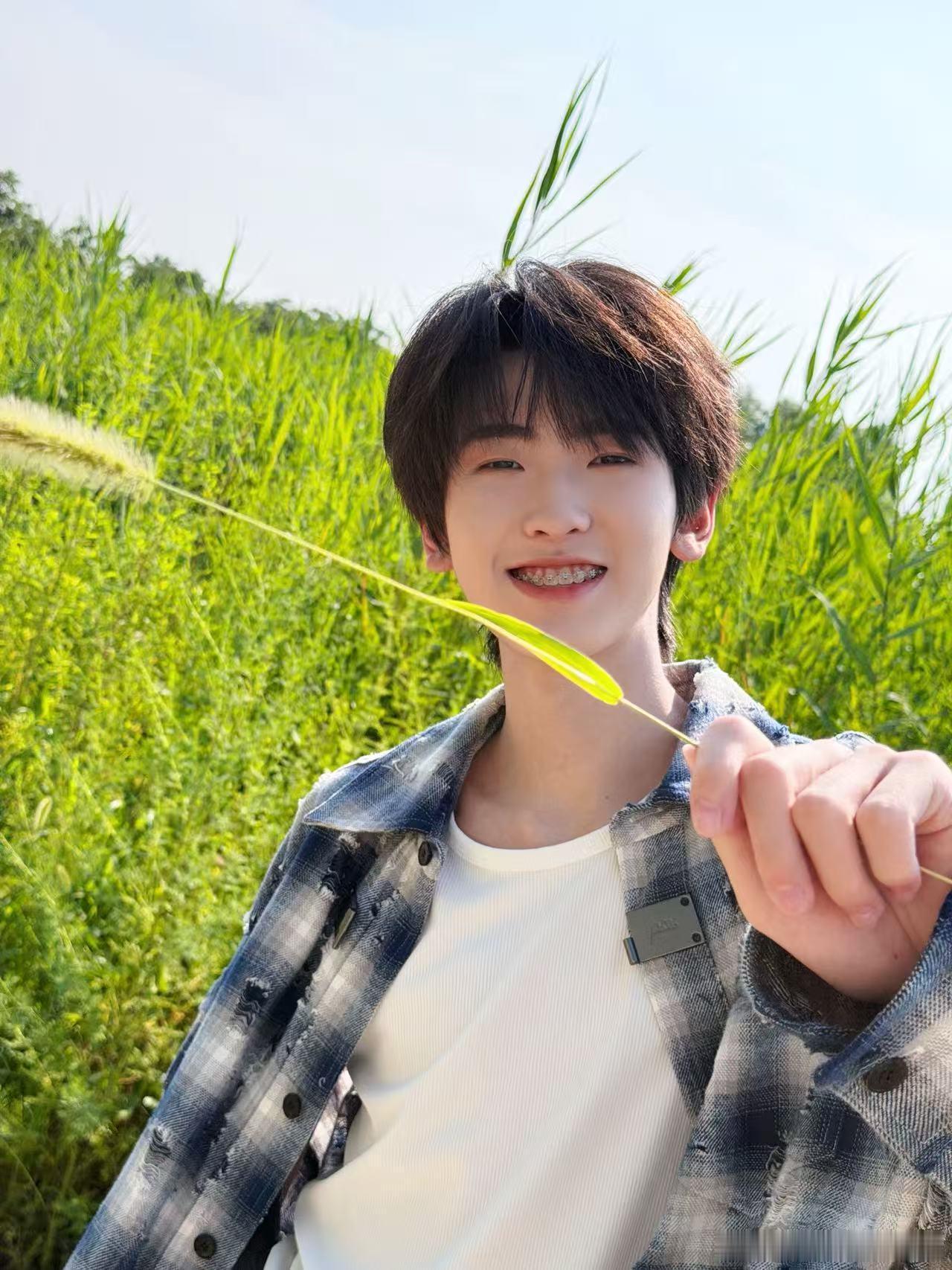 左奇函拿狗尾巴草拍照 还以为狗尾巴草拍出来会很朴素，结果左奇函完美驾驭住，田间温