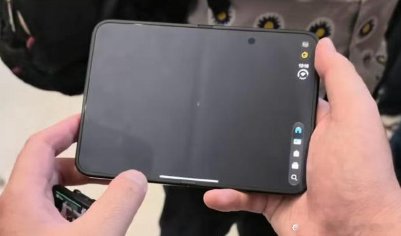 iPhoneDuo 折痕 吹苹果折叠没折痕的，和当年说开水不烫的那位一样[泪奔]