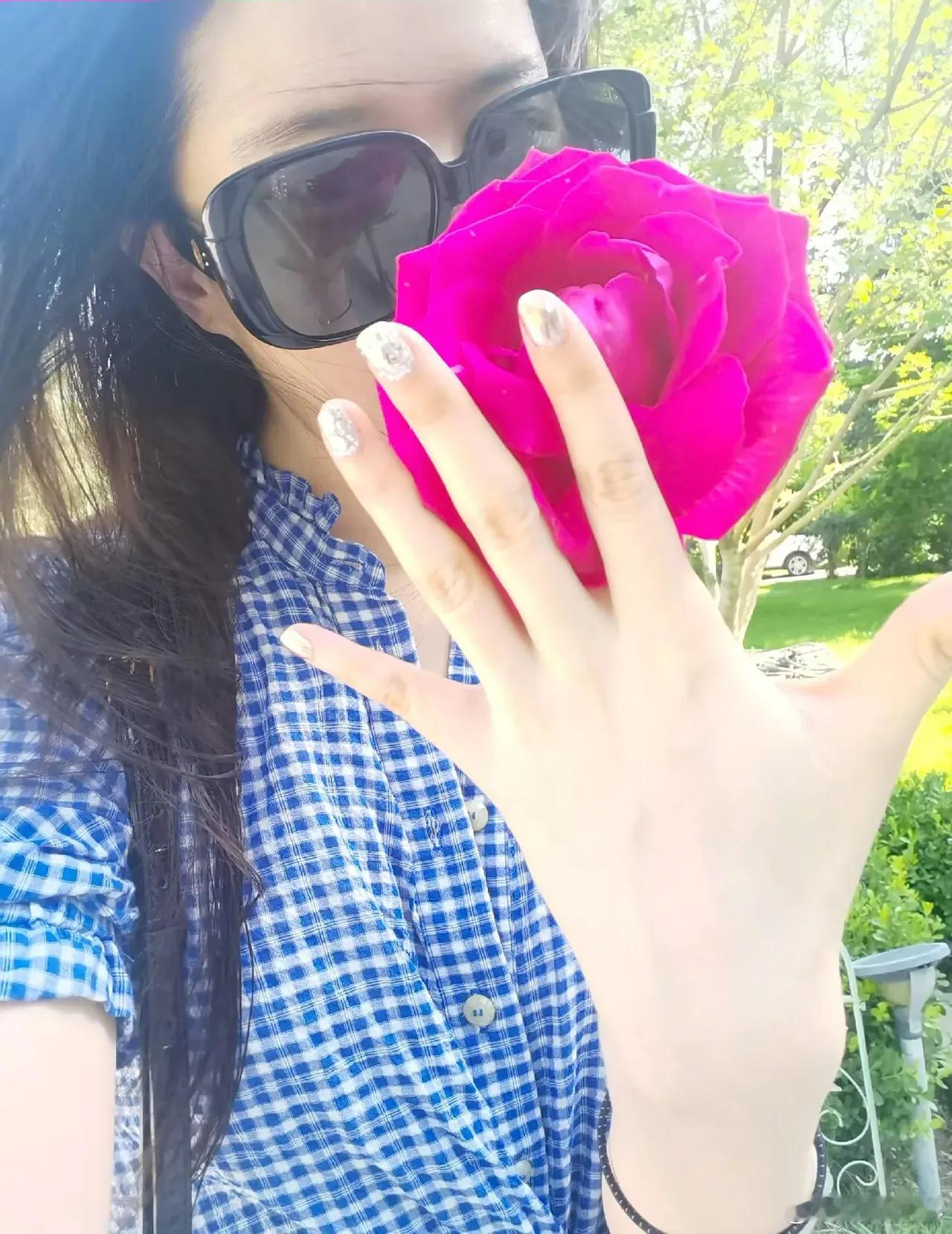 黄亦玫的美甲真好看，这应该是脱离了方协文之后的黄亦玫，不然不可能这么放飞，和方协