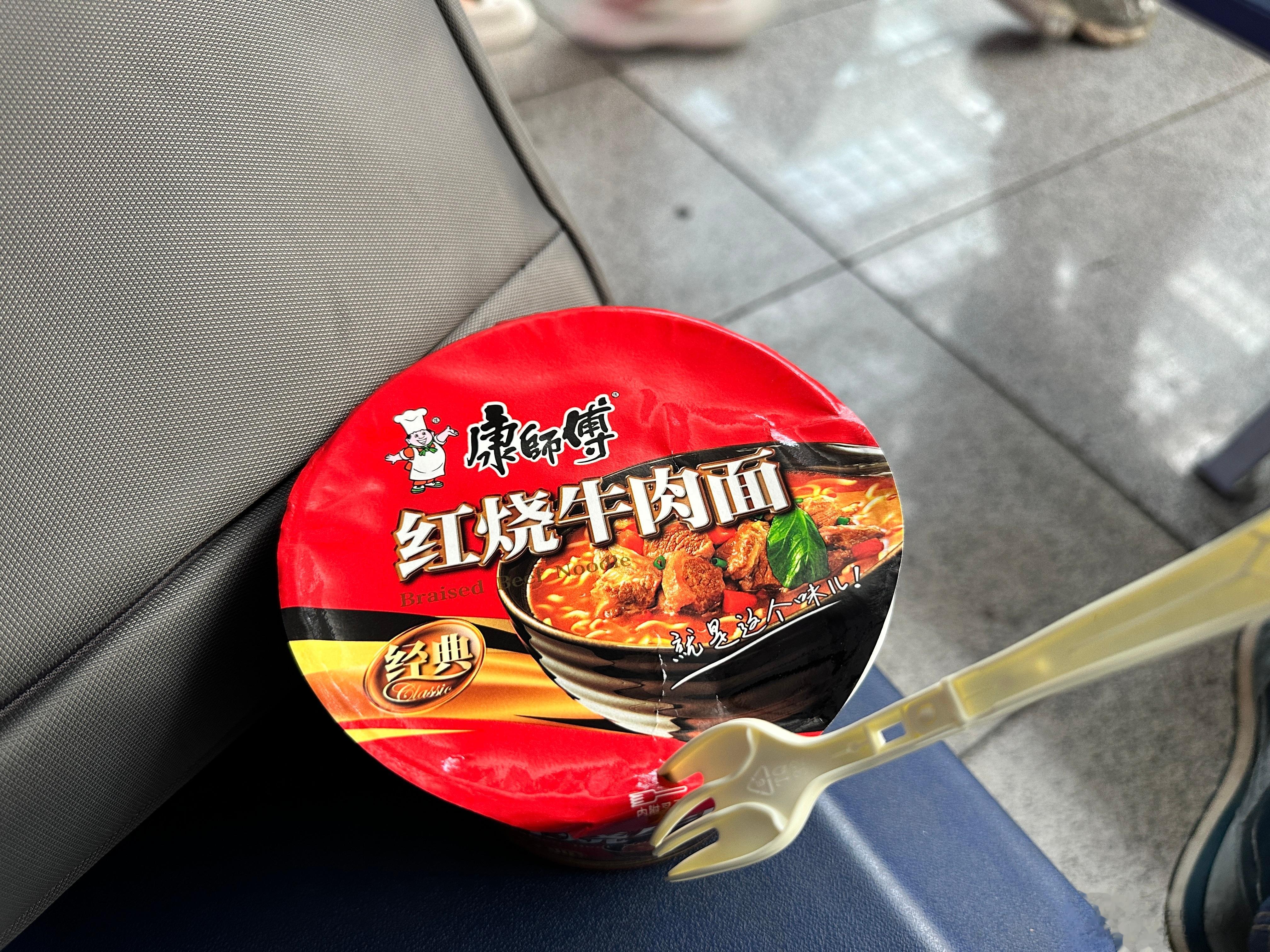 #每天早起打卡# 又是早起的一天，高铁站候车中。本来想去吃早餐，结果很多店都爆满