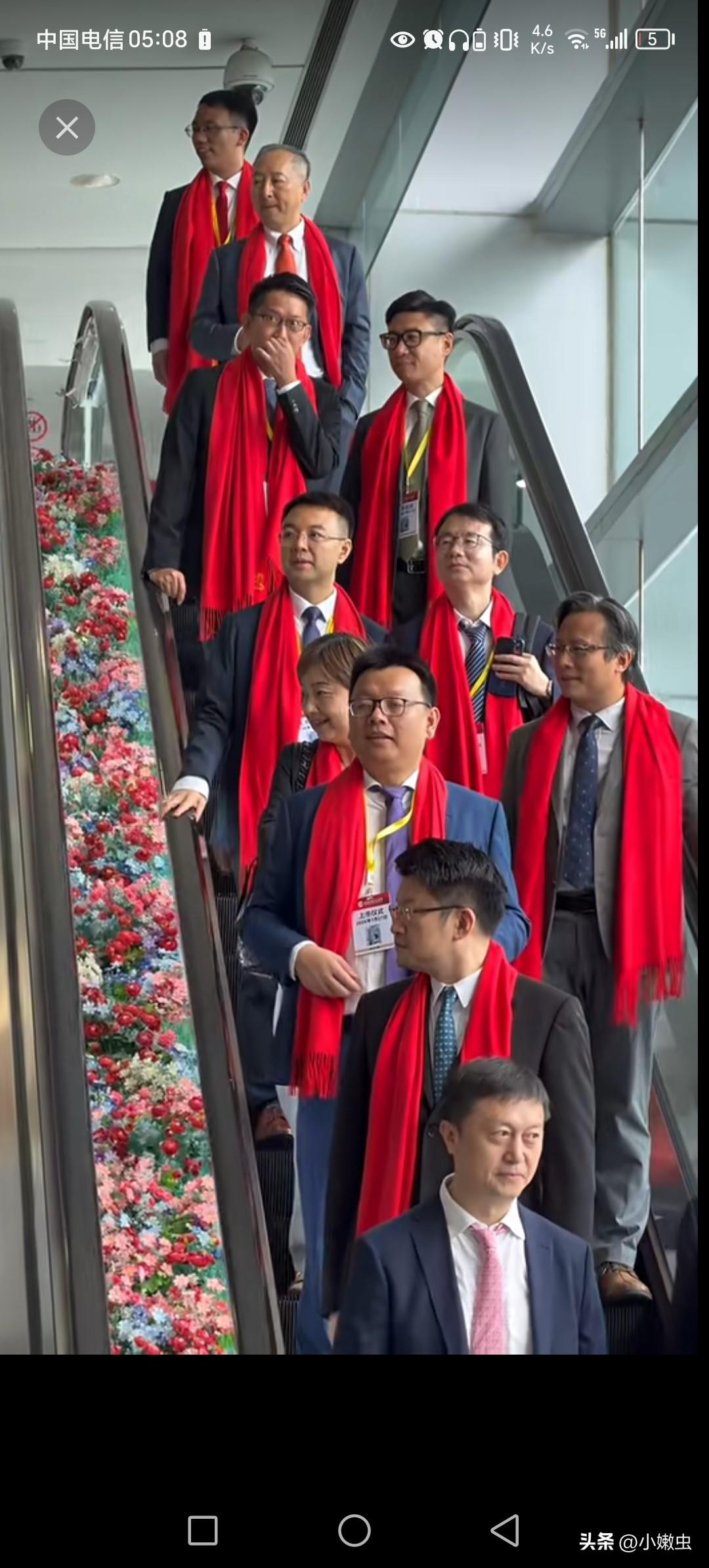 长鑫科技，上市开门红。
股票大涨，老总们身披红巾，战无不胜！
股民也跟着扭到玉米