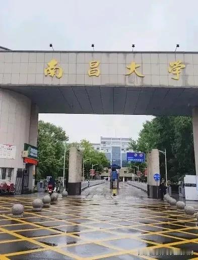 南京医大甩南京大学医学院好几条大街，二者根本就不是一个档次。
所有985的医学院