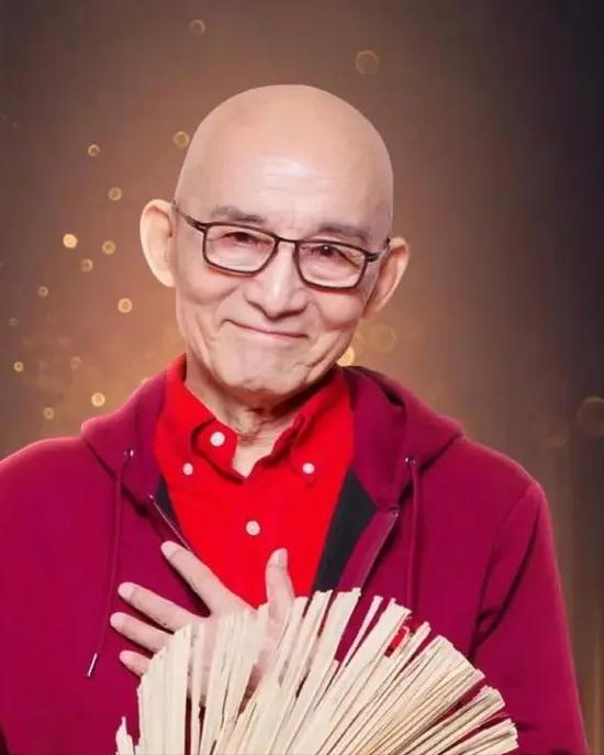 主持人，问演员游本昌，听说您住养老院了，是不是啊。游本昌说，这个啊，是以讹传讹，