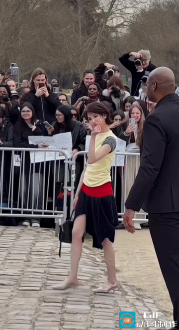 陈都灵这是去巴黎了？实不相瞒，刚看视频时真没想到这是巴黎。

砖块铺成的路，陈都